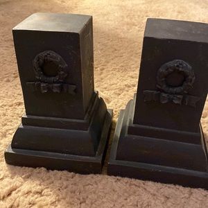 Holiday bookends